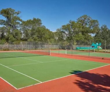 Terrain de tennis extérieur au camping mobil home tout confort 6 personnes climatisé au pied du Luberon
