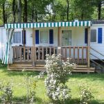 Devanture avec terrasse et store banne du mobile home 6 personnes 3 chambres