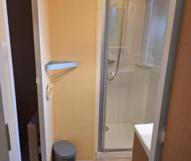 Salle d'eau avec cabine de douche dans le mobile home 6 personnes 3 chambres