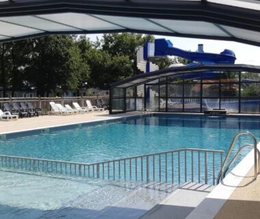 Piscine couverte avec toboggan et solarium du mobile home 6 personnes-3 chambres