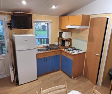 Coin cuisine équipé avec réfrigérateur et plaques dans le mobile home 6 personnes-3 chambres