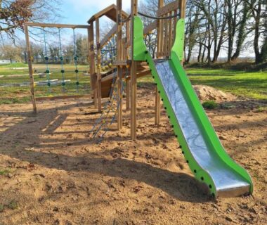 Aire de jeux avec toboggan au camping mobile home 6 personnes-3 chambres