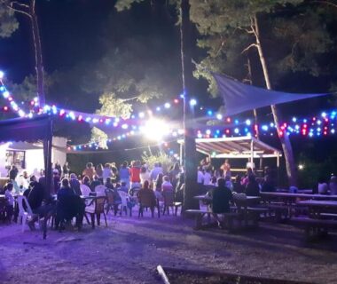 Espace extérieur nocturne avec guirlandes et tables au mobile home 6 personnes-3 chambres