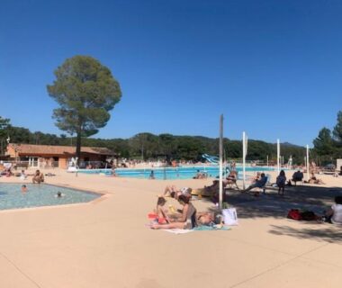 Piscine extérieure avec transats et baigneurs au mobile home dans un coin de paradis