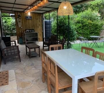 Terrasse couverte avec table et chaises du mobile home dans un coin de paradis