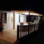 Terrasse éclairée avec mobilier extérieur du mobile home entièrement équipé