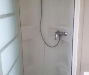 Cabine de douche dans le mobile home entièrement équipé