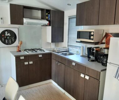 Cuisine équipée dans le mobile home entièrement équipé