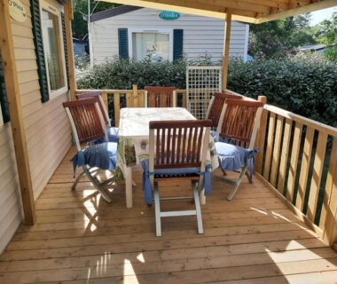 Terrasse couverte avec table et chaises du mobile home entièrement équipé