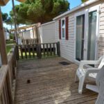 Terrasse en bois avec chaises du mobilhome 232 tohapi marvilla