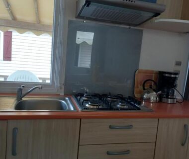 Cuisine équipée avec évier et plaque de cuisson dans le mobilhome 232 tohapi marvilla