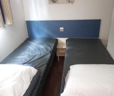 Chambre avec deux lits simples dans le mobilhome 232 tohapi marvilla