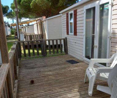 Terrasse en bois avec chaises du mobilhome 232 tohapi marvilla