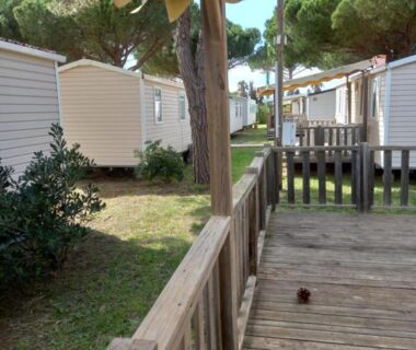 Terrasse en bois et allée entre mobilhomes au mobilhome 232 tohapi marvilla