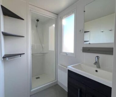 Salle de bains avec douche et lavabo dans le mobilhome Cap Ferret RM05