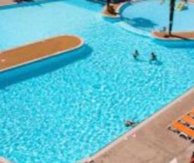 Piscine extérieure avec transats et toboggan au mobilhome 6 couchages grand confort Cap Ferret RM05