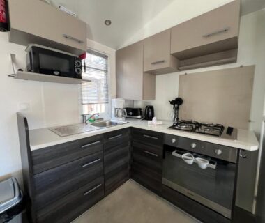 Cuisine équipée avec plaques gaz four et micro-ondes dans le mobilhome 6 couchages grand confort Cap Ferret RM05