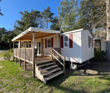 Terrasse en bois et escalier au milieu des pins du mobilhome 6 couchages grand confort Cap Ferret RM05