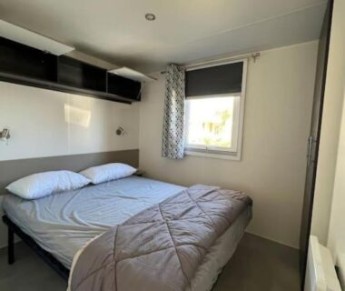 Chambre avec lit double et fenêtre dans le mobilhome 6 couchages grand confort Cap Ferret RM05