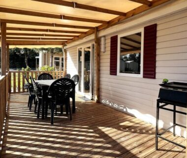 Terrasse en bois avec table chaises et barbecue du mobilhome 6 couchages grand confort Cap Ferret RM05
