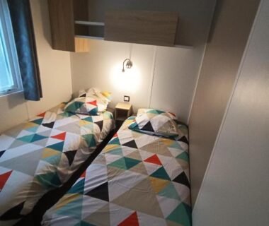 Chambre avec deux lits simples dans le mobilhome Pont Aven 3chbres 152 avec grande terrasse fermée