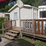 Terrasse en bois avec escalier du mobilhome Pont Aven 3chbres 152