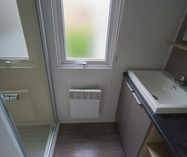Salle de bain avec lavabo fenêtre et radiateur du mobilhome Pont Aven 3chbres 152