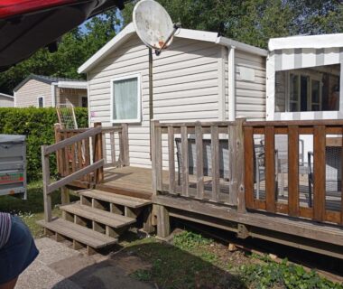 Terrasse en bois avec escalier du mobilhome Pont Aven 3chbres 152