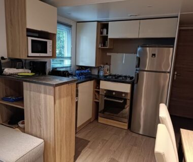 Cuisine équipée dans le mobilhome Pont Aven 3chbres 152 avec grande terrasse fermée