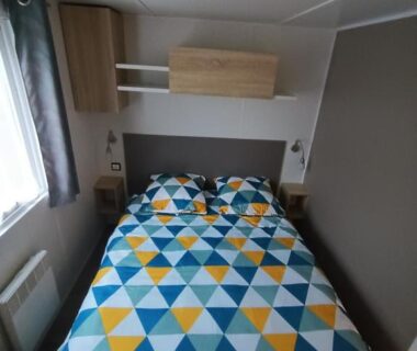 Chambre avec lit double et fenêtre dans le mobilhome Pont Aven 3chbres 152 avec grande terrasse fermée