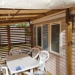 Terrasse couverte avec table et chaises du mobilhome au domaine des iscles emplacement 137