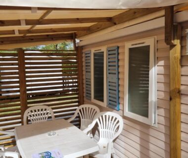 Terrasse couverte avec table et chaises du mobilhome au domaine des iscles emplacement 137