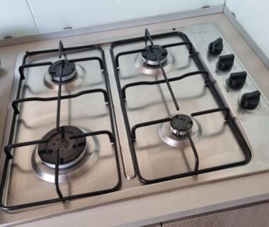 Cuisine avec plaque de cuisson gaz dans le mobilhome au domaine des iscles emplacement 137