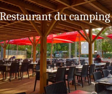 Terrasse du restaurant avec tables et parasols du mobilhome au domaine des iscles emplacement 137
