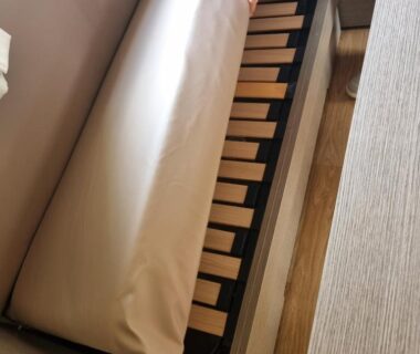 Banquette relevée avec sommier à lattes dans le mobilhome au domaine des iscles emplacement 137