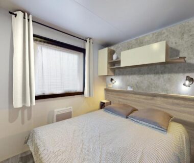 Chambre avec lit double et fenêtre dans le mobilhome neuf