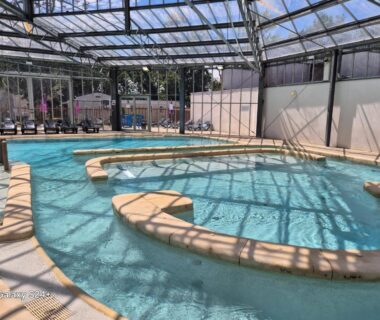Piscine couverte avec bassins et transats au mobilhome neuf
