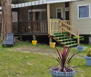Devant pelouse avec pots et terrasse du mobilhome neuf