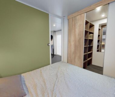 Chambre avec lit et dressing dans le mobilhome neuf