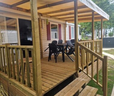 Terrasse couverte avec table et chaises du mobil home tout confort