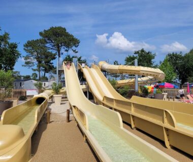 Aire aquatique extérieure avec toboggans et bassins au mobil’home tout confort