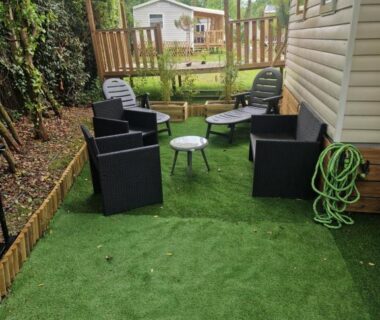 Terrasse extérieure avec salon de jardin sur gazon synthétique du mobilhome tout confort