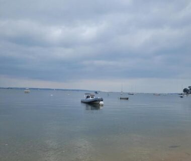 Bord du bassin avec bateaux au mobil'home tout confort