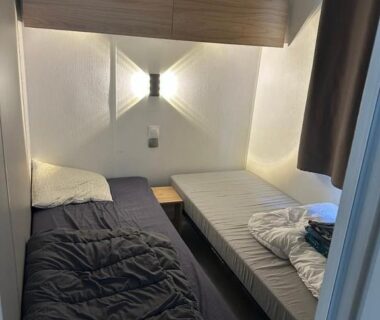 Chambre avec deux lits simples dans le mobilhomme 3 Chambres avec piscine