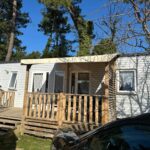 Devant du mobilhome avec terrasse en bois sous les pins mobilhomme 3 Chambres avec piscine