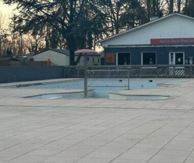 Piscine extérieure et plage carrelée du mobilhomme 3 Chambres avec piscine