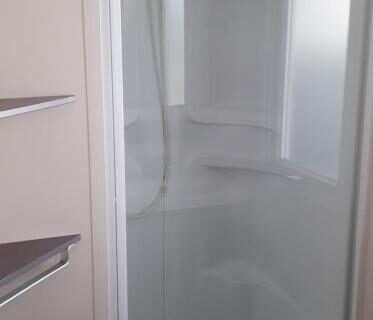 Salle d'eau avec cabine de douche dans l'hébergement Omer Port la Nouvelle