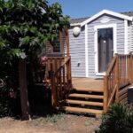 Terrasse en bois et escaliers devant mobil-home dans le camping omer port la nouvelle