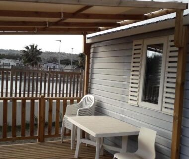 Terrasse couverte avec table et chaises du mobil-home Omer Port la Nouvelle