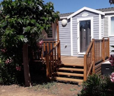 Terrasse en bois et escaliers devant mobil-home dans le camping omer port la nouvelle